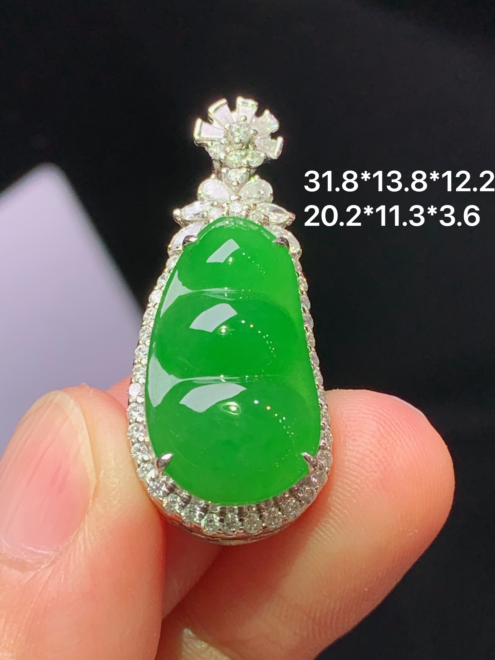 18k金钻镶嵌满绿四季豆吊坠 玉质细腻 色泽艳丽清新 水润亮眼 整体尺寸31.8*13.8*12.2 i4