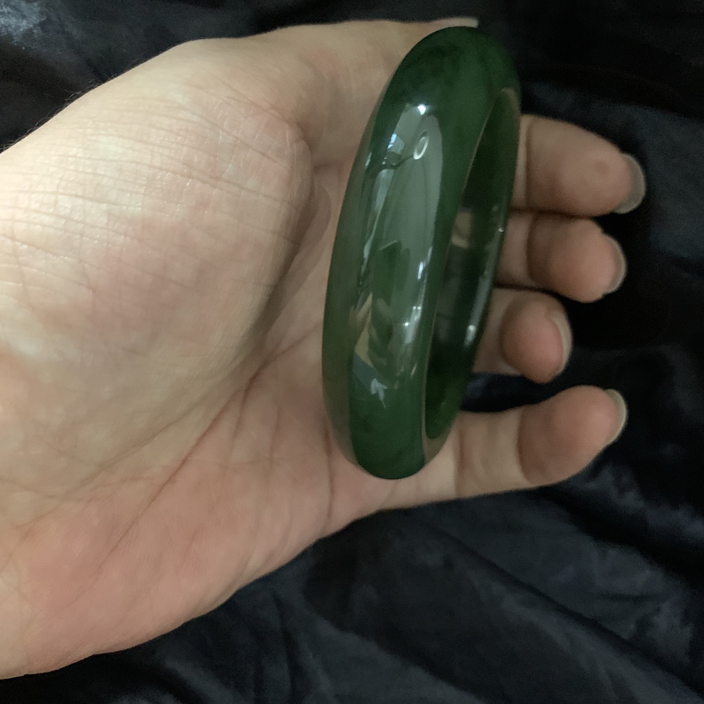 57.8圈口和田玉碧玉菠菜绿宽版手镯，镯型古朴典雅。在诗情画意的雨巷相遇，你是我腕间的一抹风情，有你