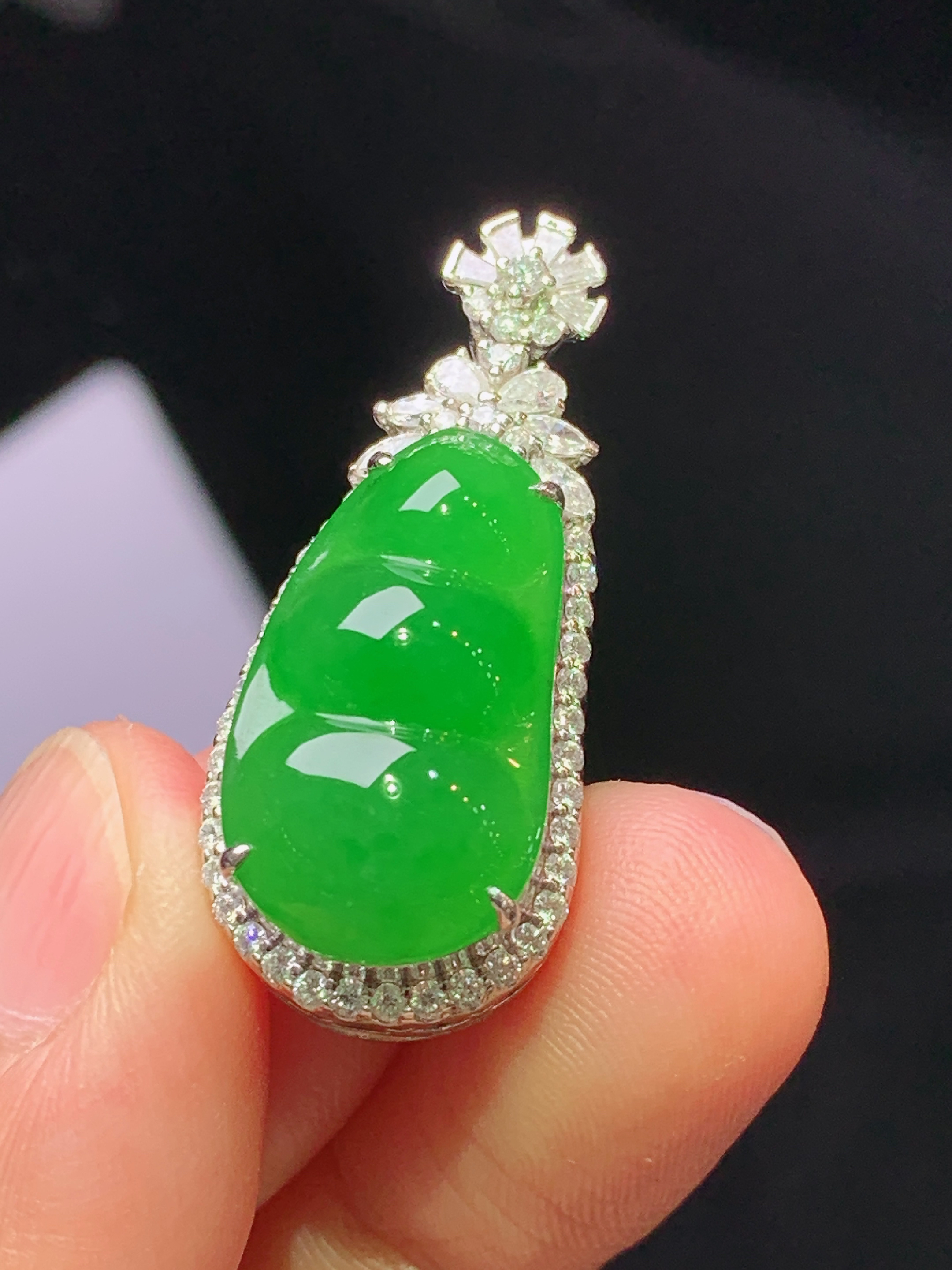 18k金钻镶嵌满绿四季豆吊坠 玉质细腻 色泽艳丽清新 水润亮眼 整体尺寸31.8*13.8*12.2 i4