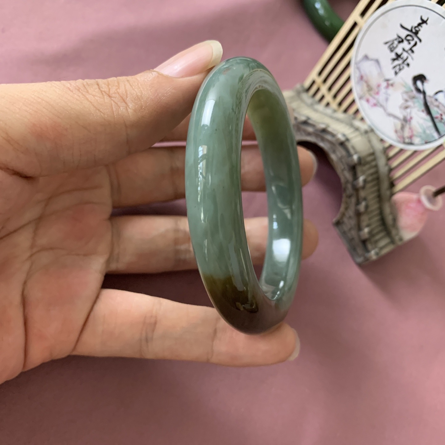 和田玉55圈且末糖漂青花手镯！且末蓝带糖手镯，圈口55玉质细腻油润 底色纯净 脂粉好，品质高。
