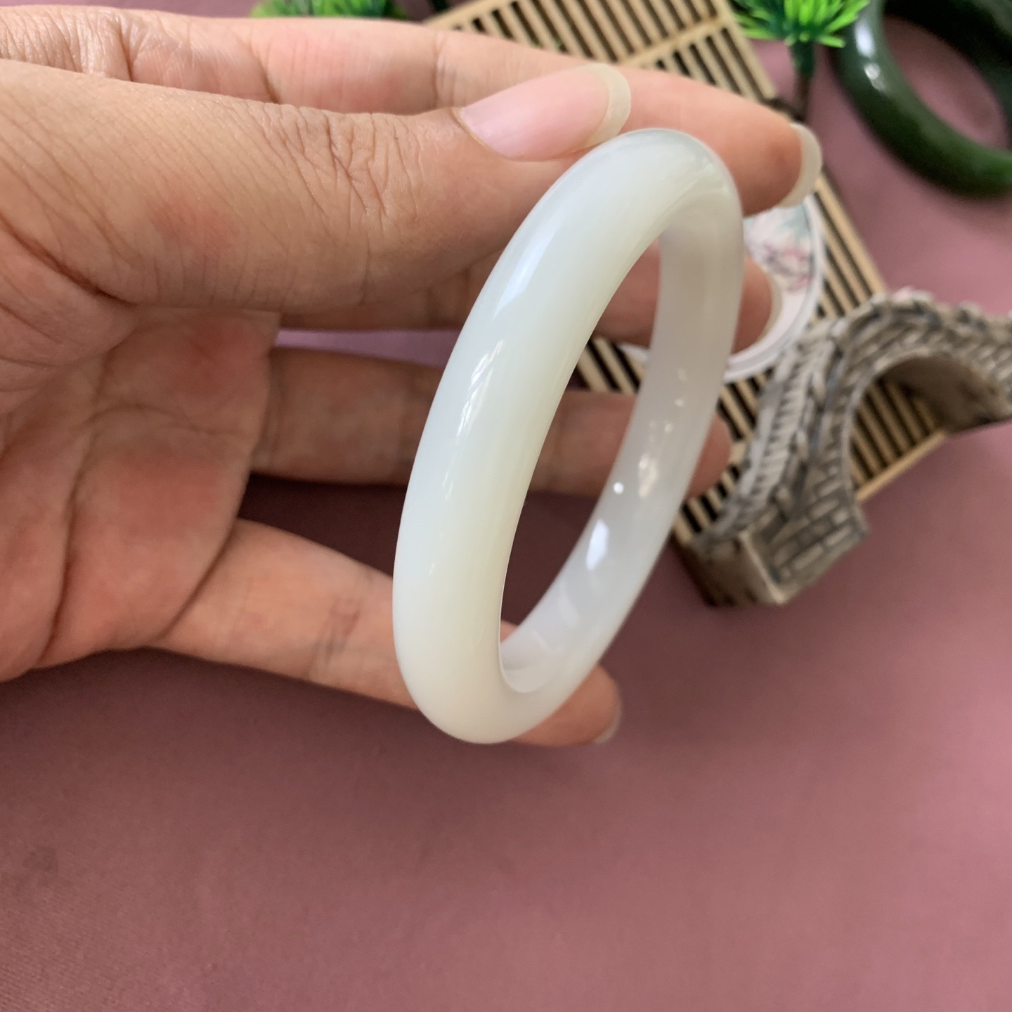 和田玉57.9圈羊脂白手镯！圈口57.9玉质细腻油润 底色纯净 脂粉好，品质高。