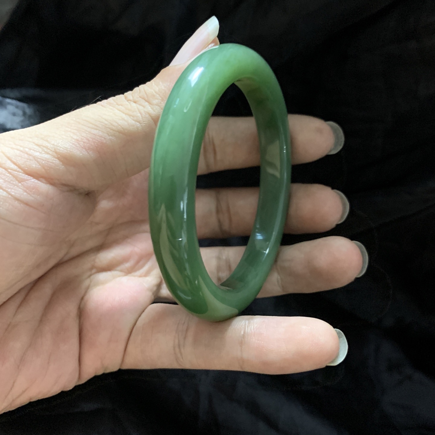 59圈口和田玉碧玉阳绿色手镯，镯型古朴典雅。在诗情画意的雨巷相遇，你是我腕间的一抹风情，有你眸有深情.清风荡漾湖间静水，我愿俯身低眉，在烟波涟漪处寻你
