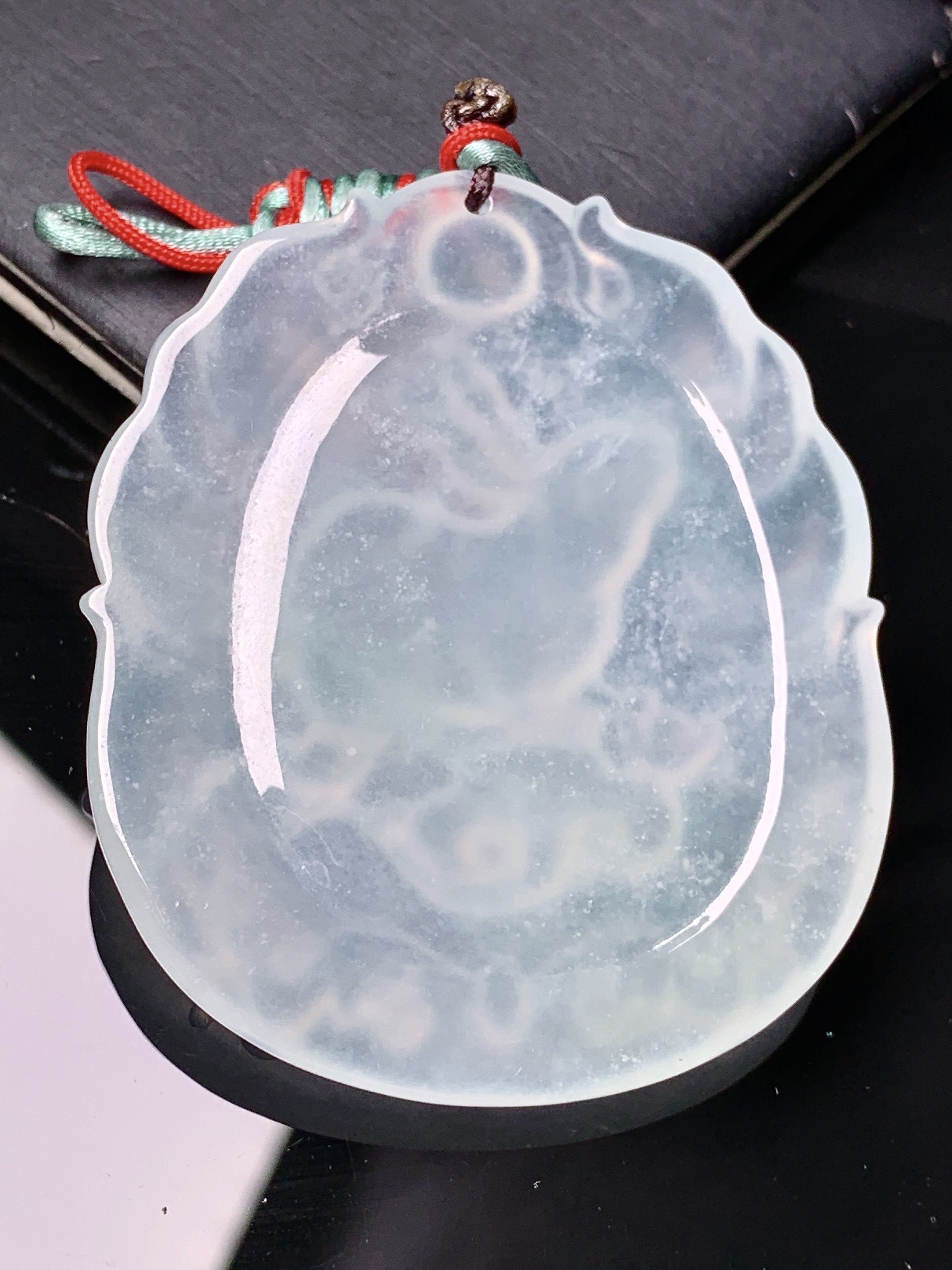冰种生肖兔子吊坠 玉质细腻 色泽艳丽清新 水润亮眼 整体尺寸50.6*42.8*5.2 b2