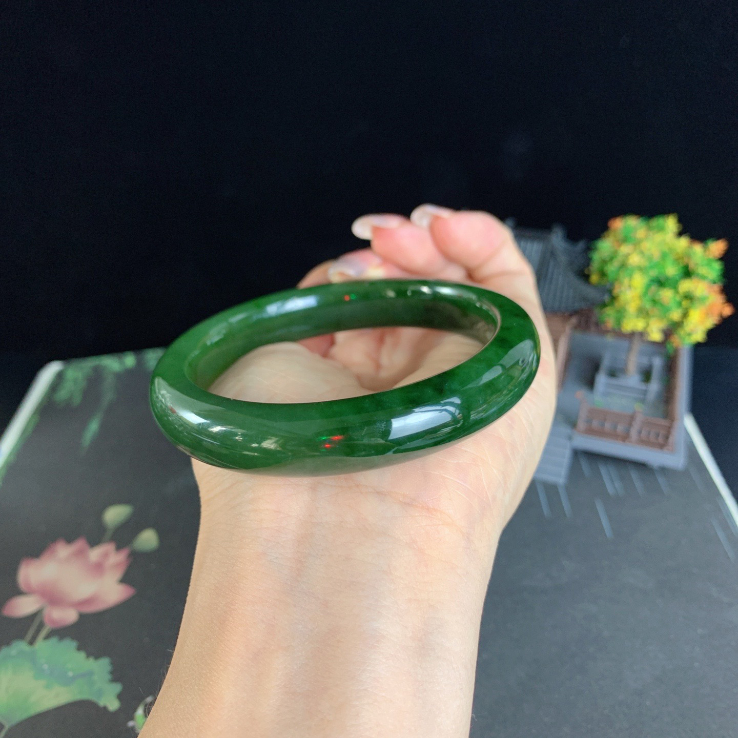和田玉59圈菠菜绿碧玉手镯！玉质细腻油润 底色纯净 无纹裂 脂粉好，品质高。