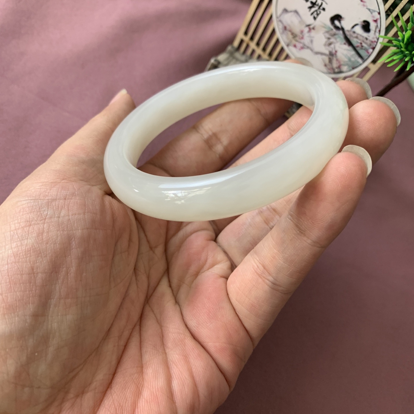 和田玉59.8圈口藕粉色手镯！圈口59.8玉质细腻油，润 ，底色纯净 ，脂粉好，品质高