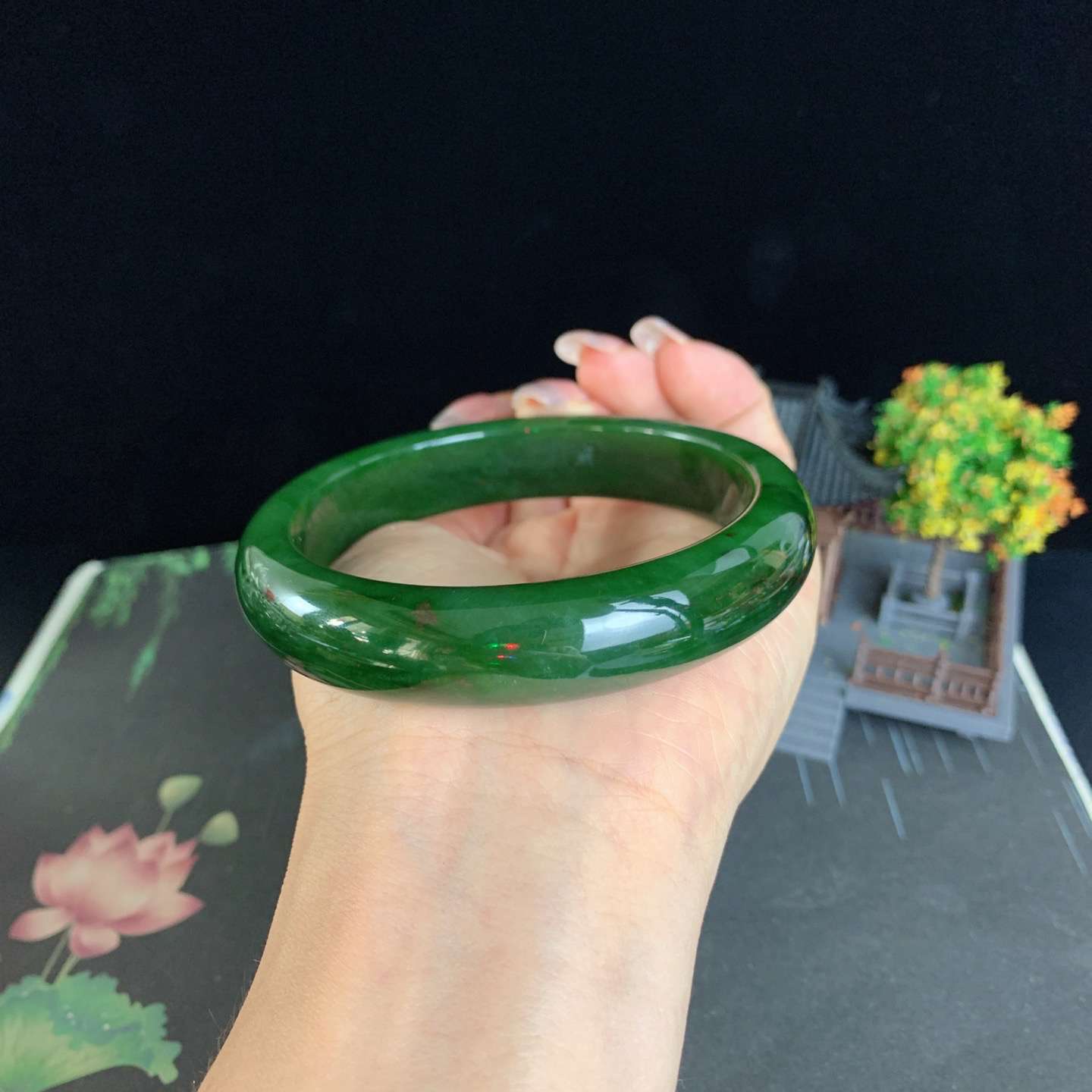 和田玉65圈口菠菜绿黑皮宽条碧玉手镯！玉质细腻油润 底色纯净 无纹裂 脂粉好，品质高。