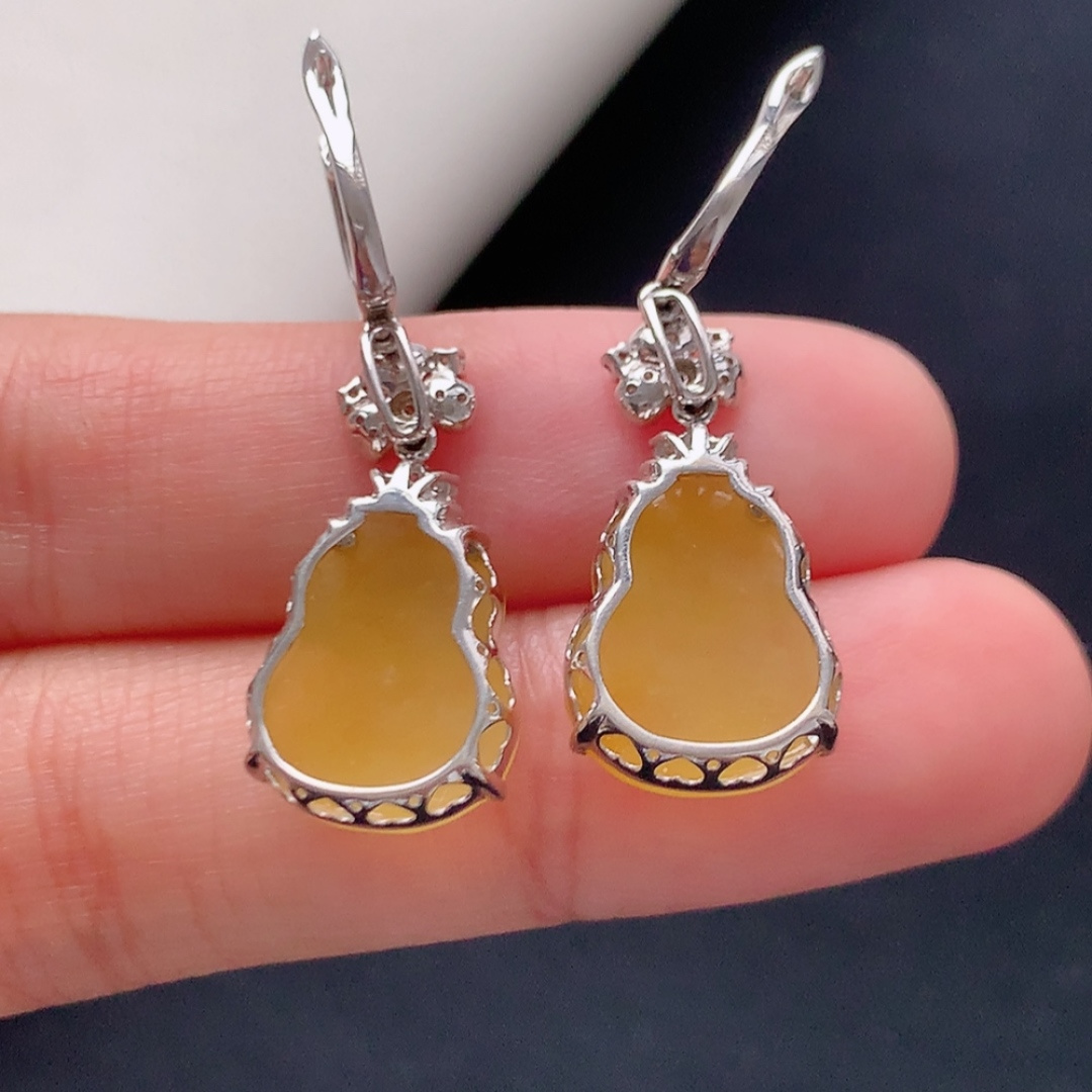 ️ 冰黄葫芦耳坠。料子饱满细腻 品相喜悦，佩戴简约时尚 货号18502，35.4-11.8-6.5