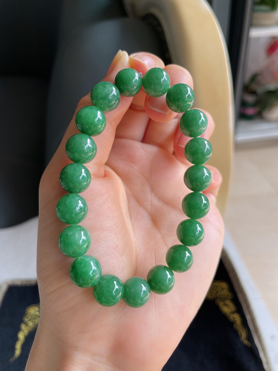 缅甸天然翡翠A货，冰满绿手串，尺寸：10mm。【编4704】