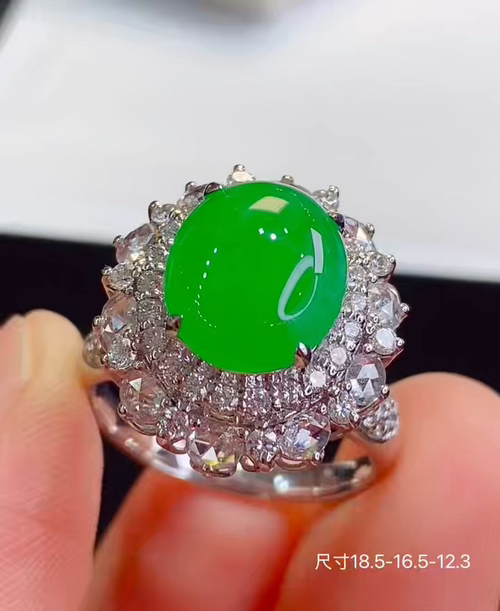 ️ 18k金+钻玻璃种阳绿蛋面戒指，饱满细腻起荧光，款式时尚百搭，无裂，18.5-16.5-12.