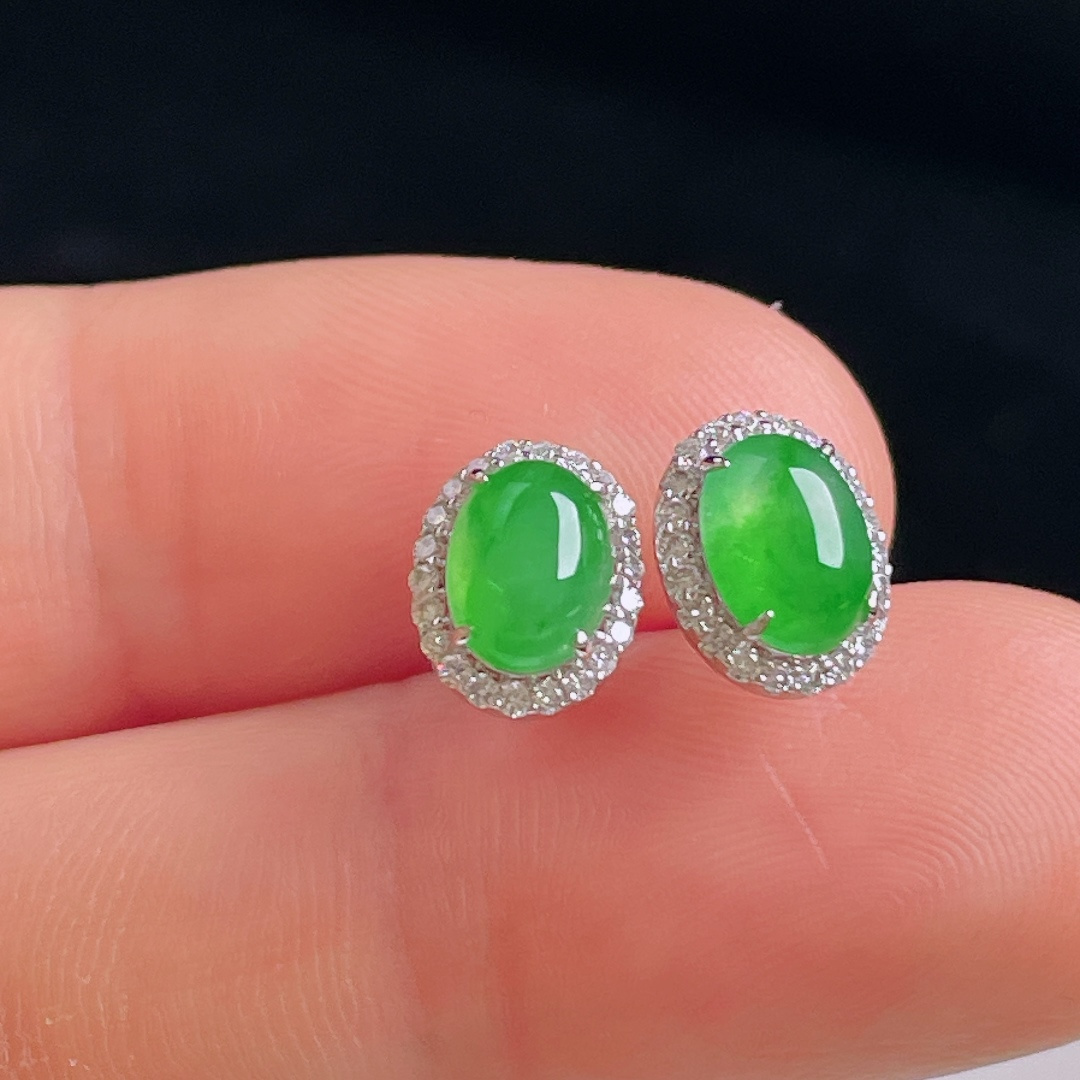 冰绿耳钉，18k镶嵌，老种起光，细底通透，尺寸：裸石7.3/5.5/2.7mm0923