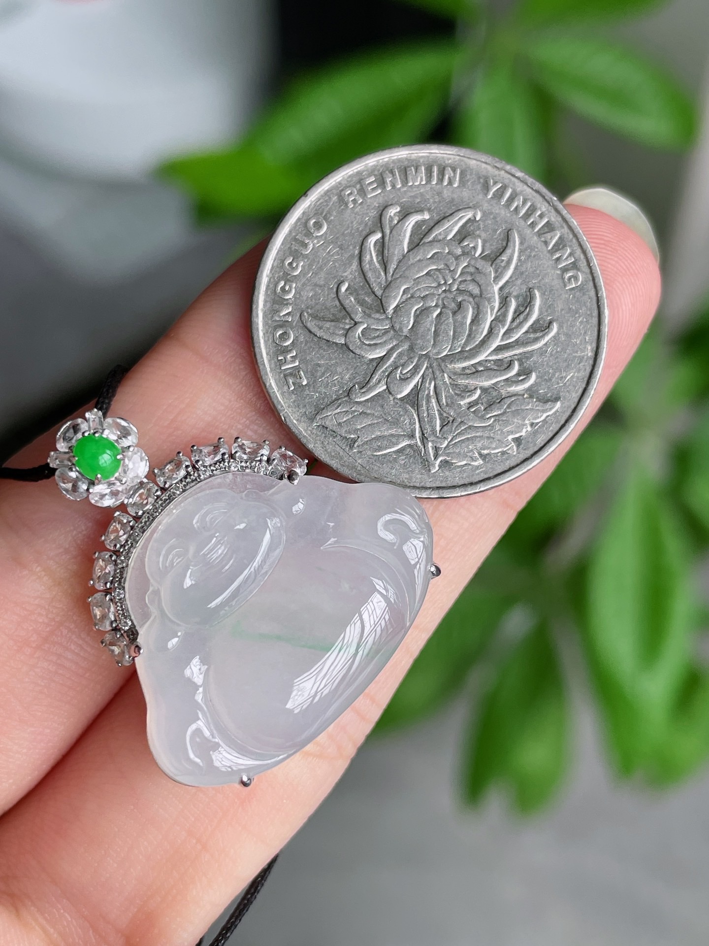 18K金镶冰种飘绿佛公, 尺寸26.5-24-8mm 裸石17.6-24-4.2mm. A26-346