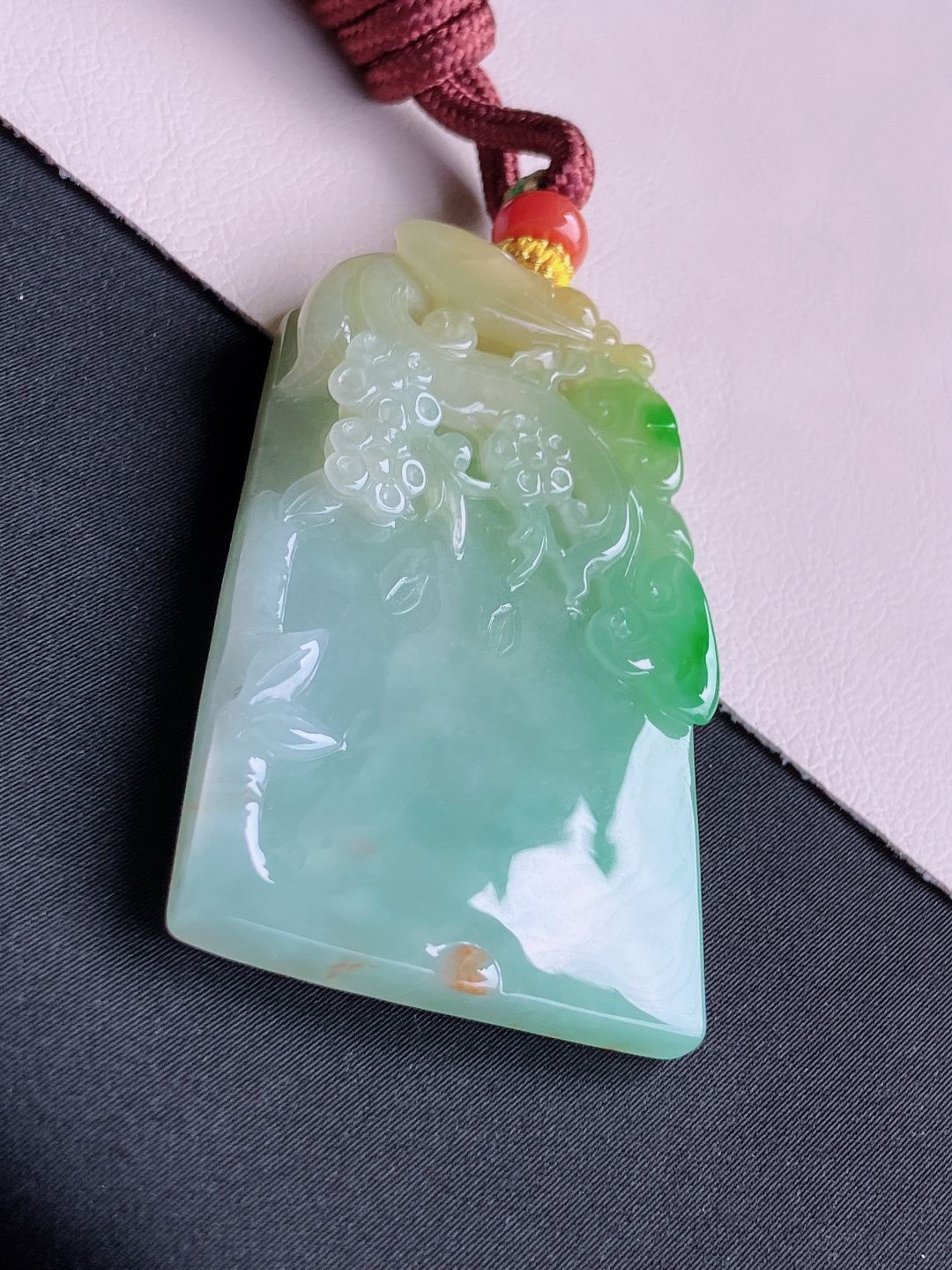 ️，三彩傲骨寒梅平安牌，简约时尚，尺寸60/35/6/自然光实拍