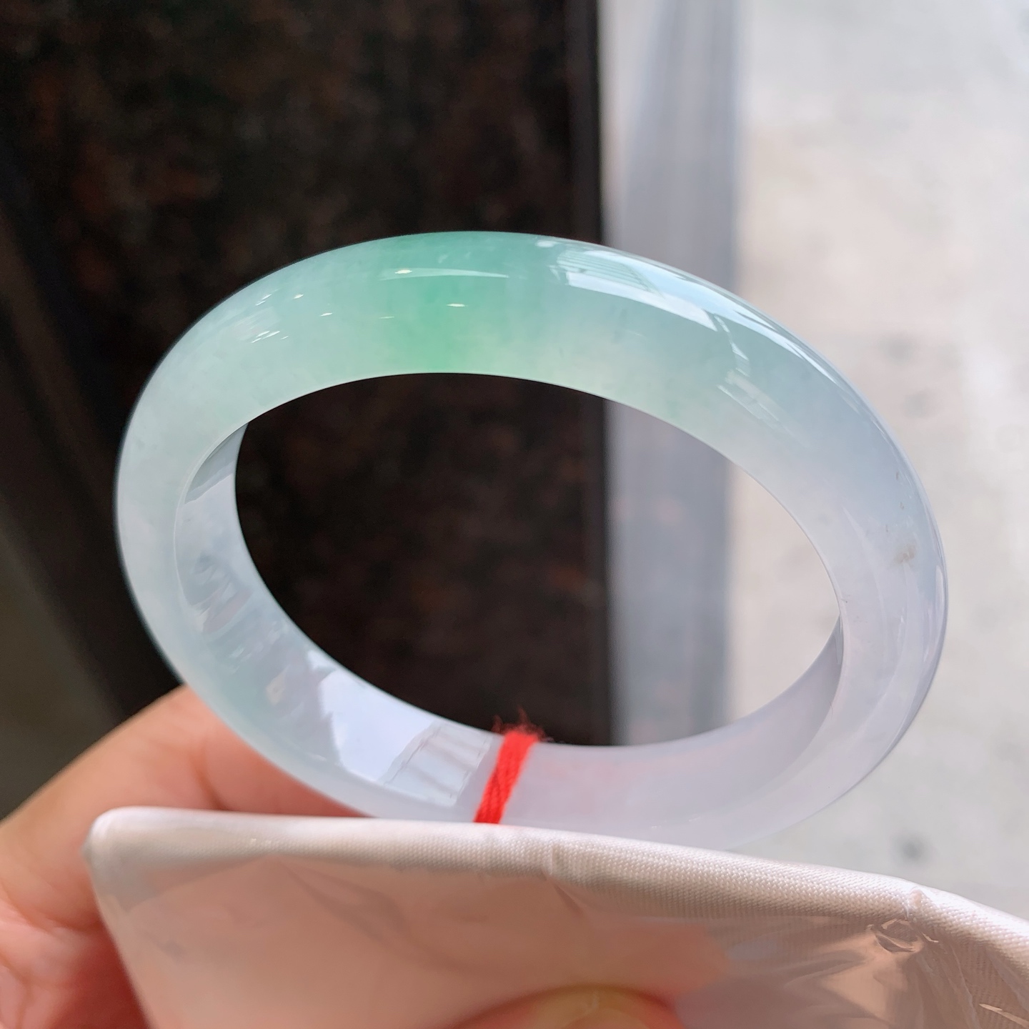 贵妃冰飘绿 表皮微瑕 尺寸：53.6/46/11.3/7.6 冰润