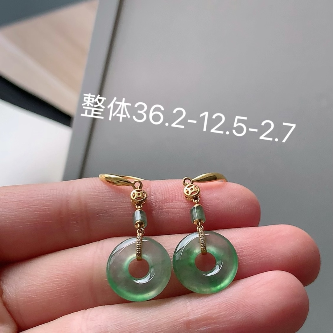 ️ 冰飘绿甜甜圈耳坠 品相喜悦，底子细腻莹润，佩戴优雅清新 货号68913，36.2-12.5-2