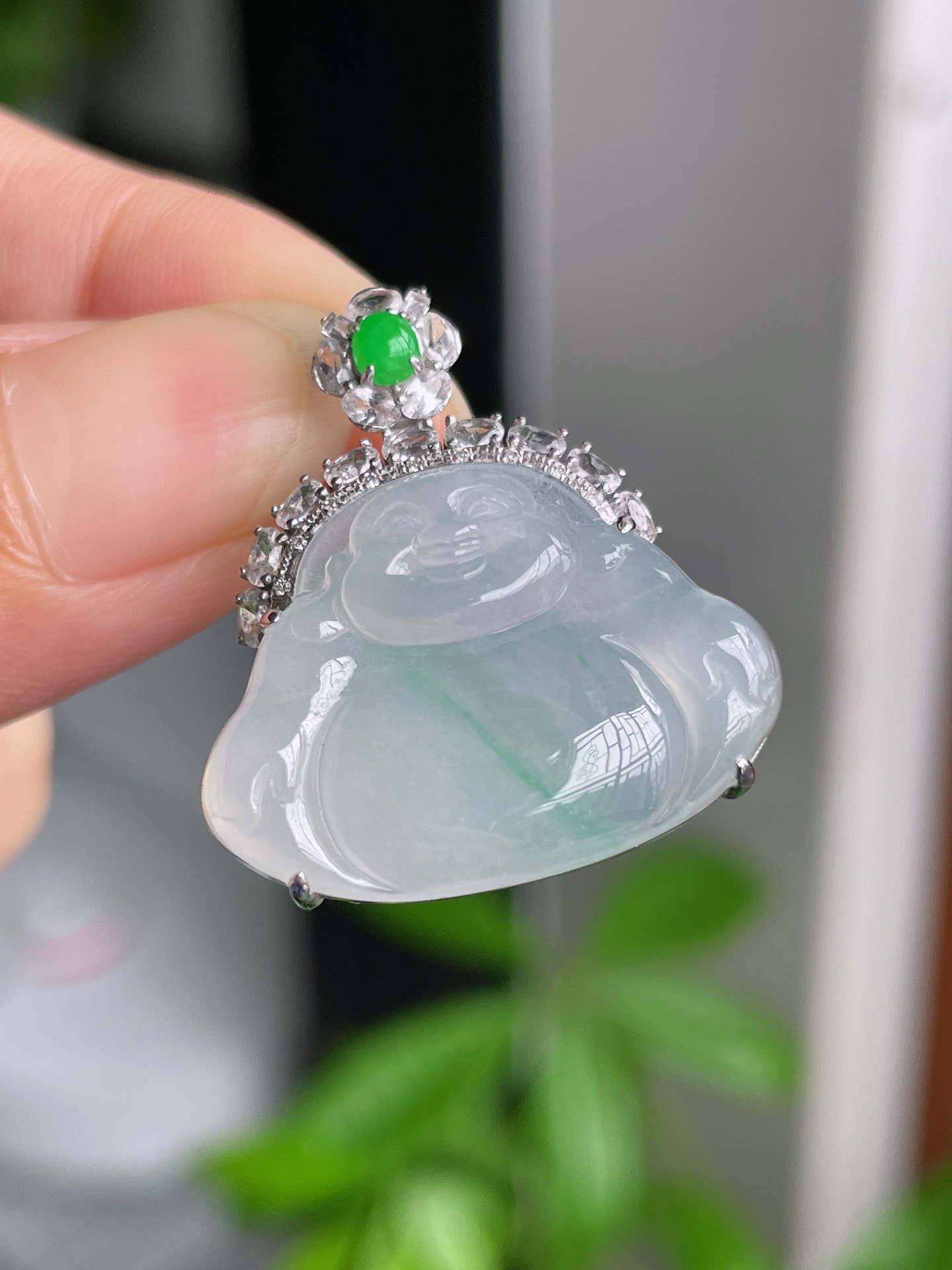 18K金镶冰种飘绿佛公, 尺寸26.5-24-8mm 裸石17.6-24-4.2mm. A26-34