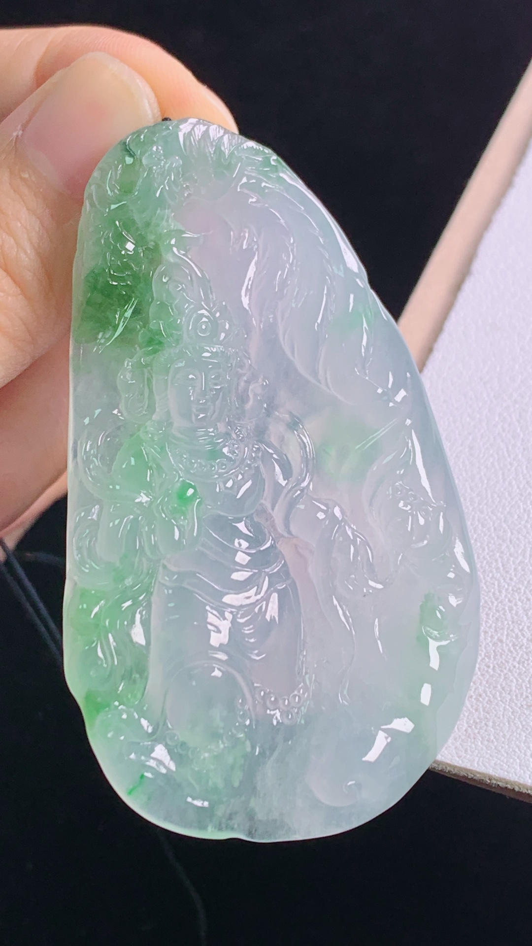 冰飘绿大势至观音，翠色灵动，清透起光，无裂，尺寸:63.5-36.5-6.8mm 20