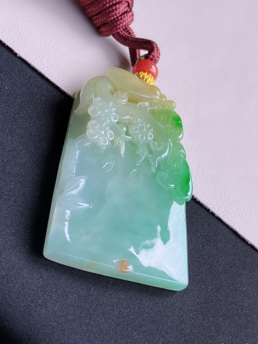 ️，三彩傲骨寒梅平安牌，简约时尚，尺寸60/35/6/自然光实拍