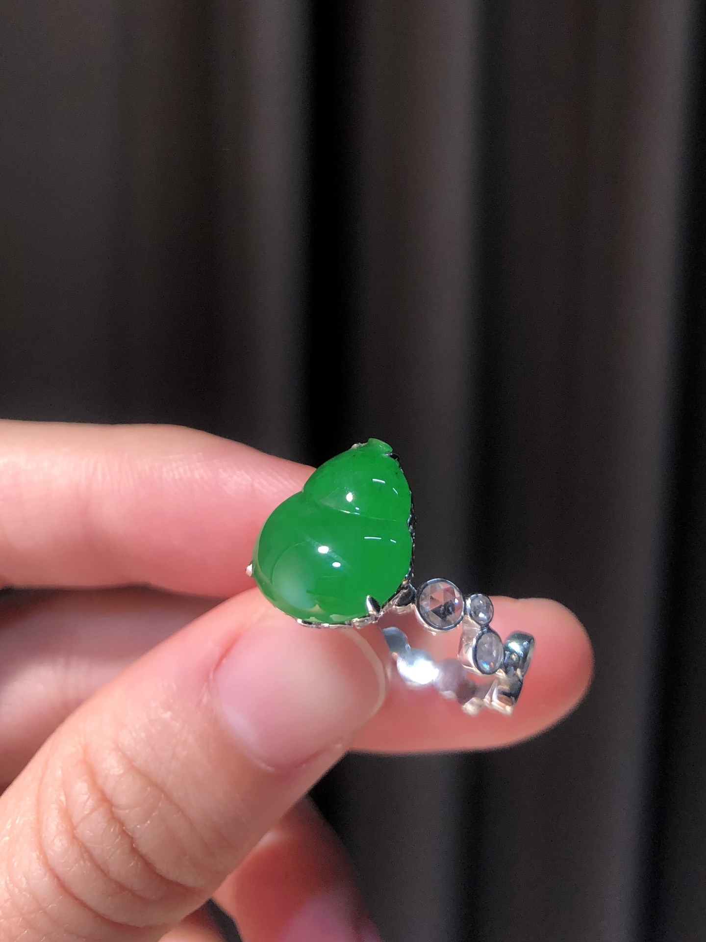 ️ 18k【金镶嵌冰绿葫芦戒指】 尺寸：13.6×11.9×8.2 裸石13.6×11.9 玉润千年，韵藏指间