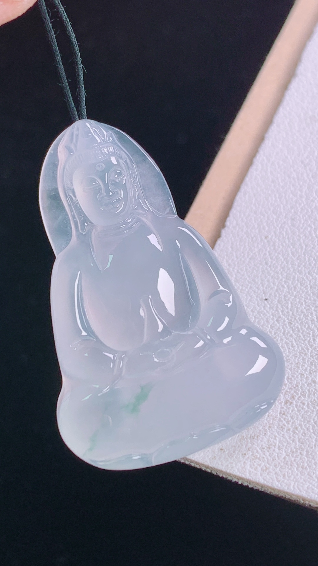 ️冰种飘花观音，花色灵动，冰清玉洁，无裂，尺寸:38.8-25.6-5.4mm 20
