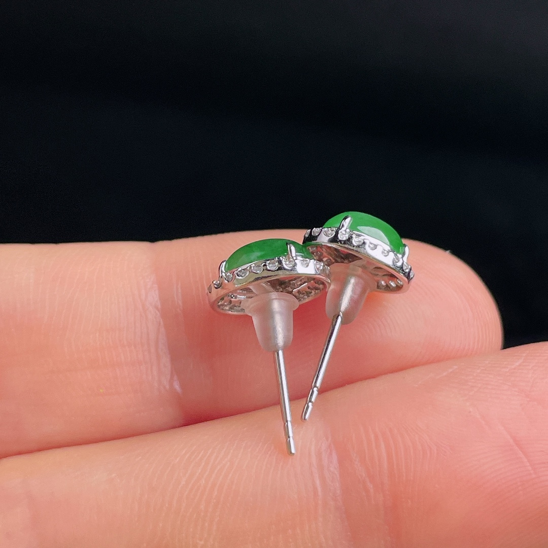 冰绿耳钉，18k镶嵌，老种起光，细底通透，尺寸：裸石7.3/5.5/2.7mm0923