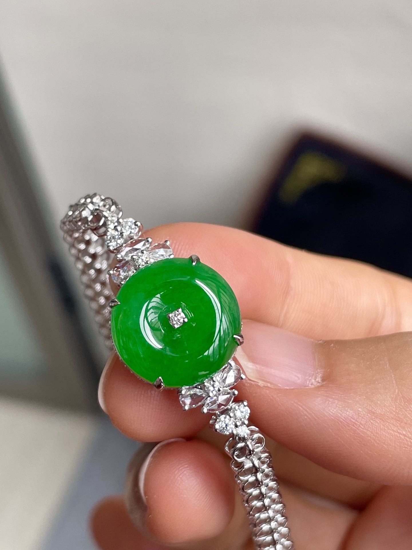 ️缅甸冰种阳绿平安扣手链，色辣，18k金镶嵌，饱满水润，裸石尺寸13.5/4编码0922好数字