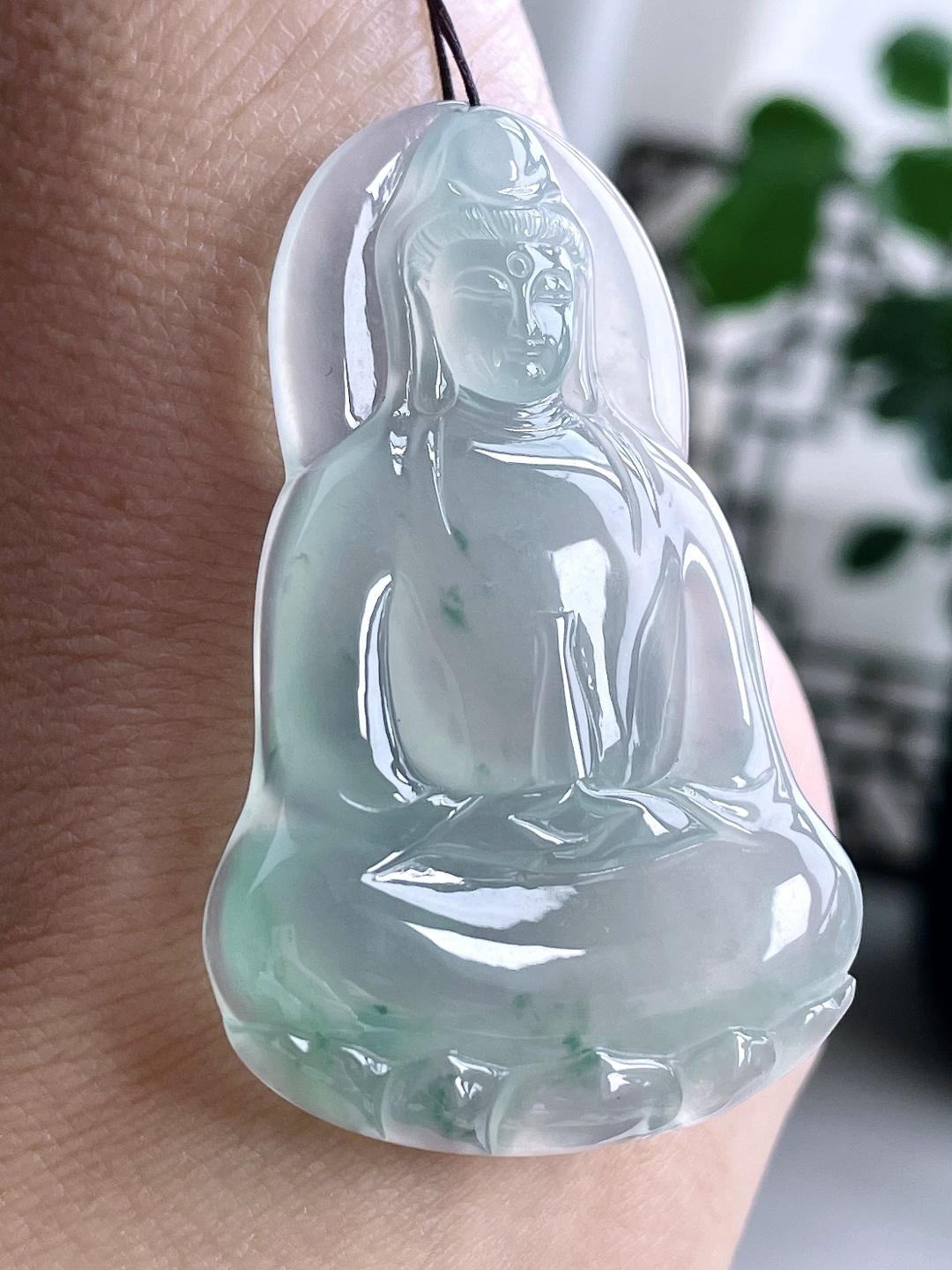 【裸石】冰晴水飘花大素衣观音吊坠 【说明】缅甸 无裂 性比高 【尺寸】50.4-32.6-5.8 【重量】17.3克