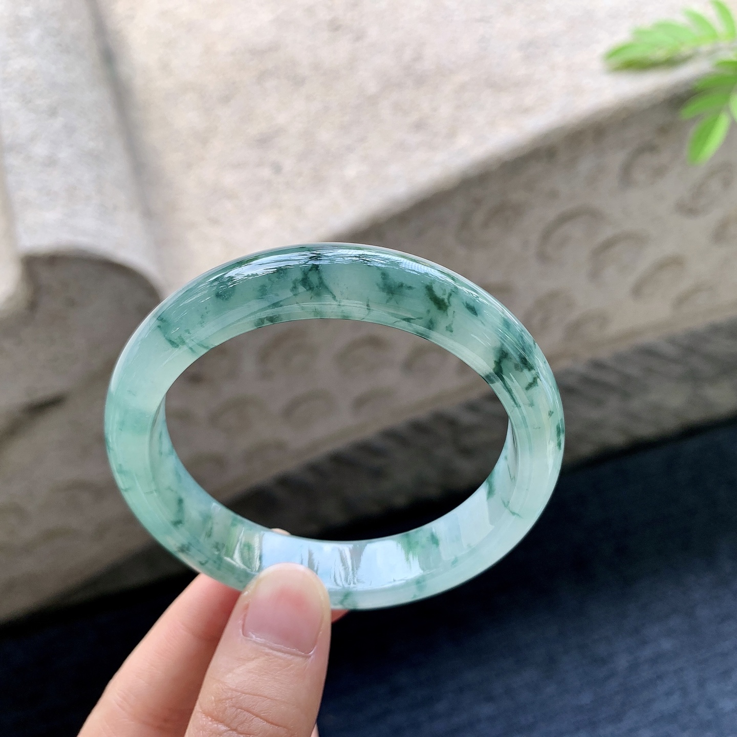 正圈54 55 圈口55.6/12.3/7.7 编码WW092543 冰糯飘花，水润，种老，细腻，无裂