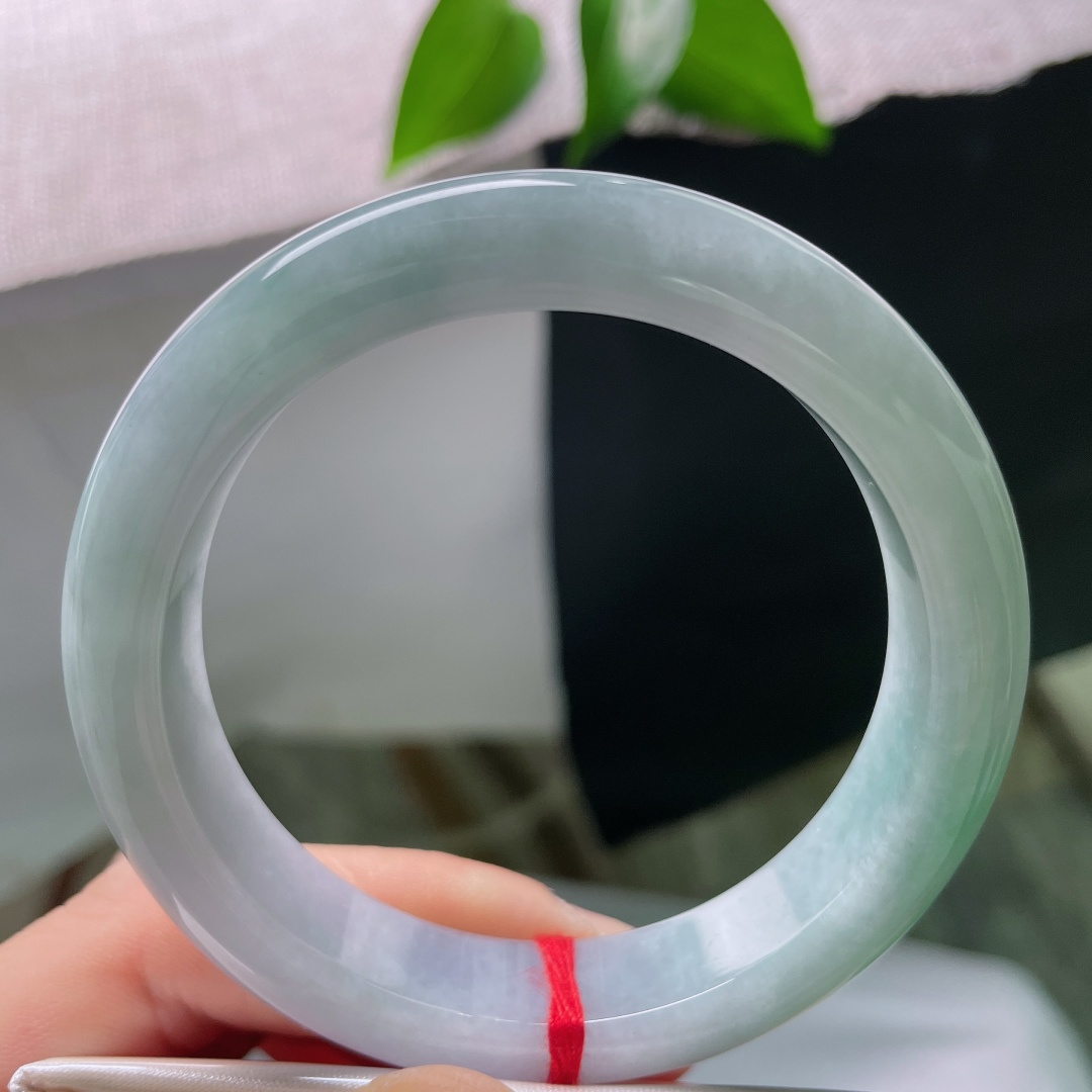 55.4/12/8.5，蓝底正圈，一点皮纹，晴调如水澄澈干净，玉质细腻泛柔光，素镯无言，藏尽温婉恬淡