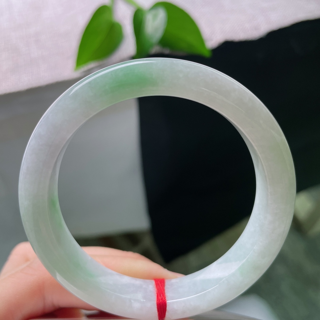 54.8/11.5/8.9，飘绿正圈，一点棉线，冰润白底，零星翠色静静晕开，玉质细腻柔和，上手清清爽