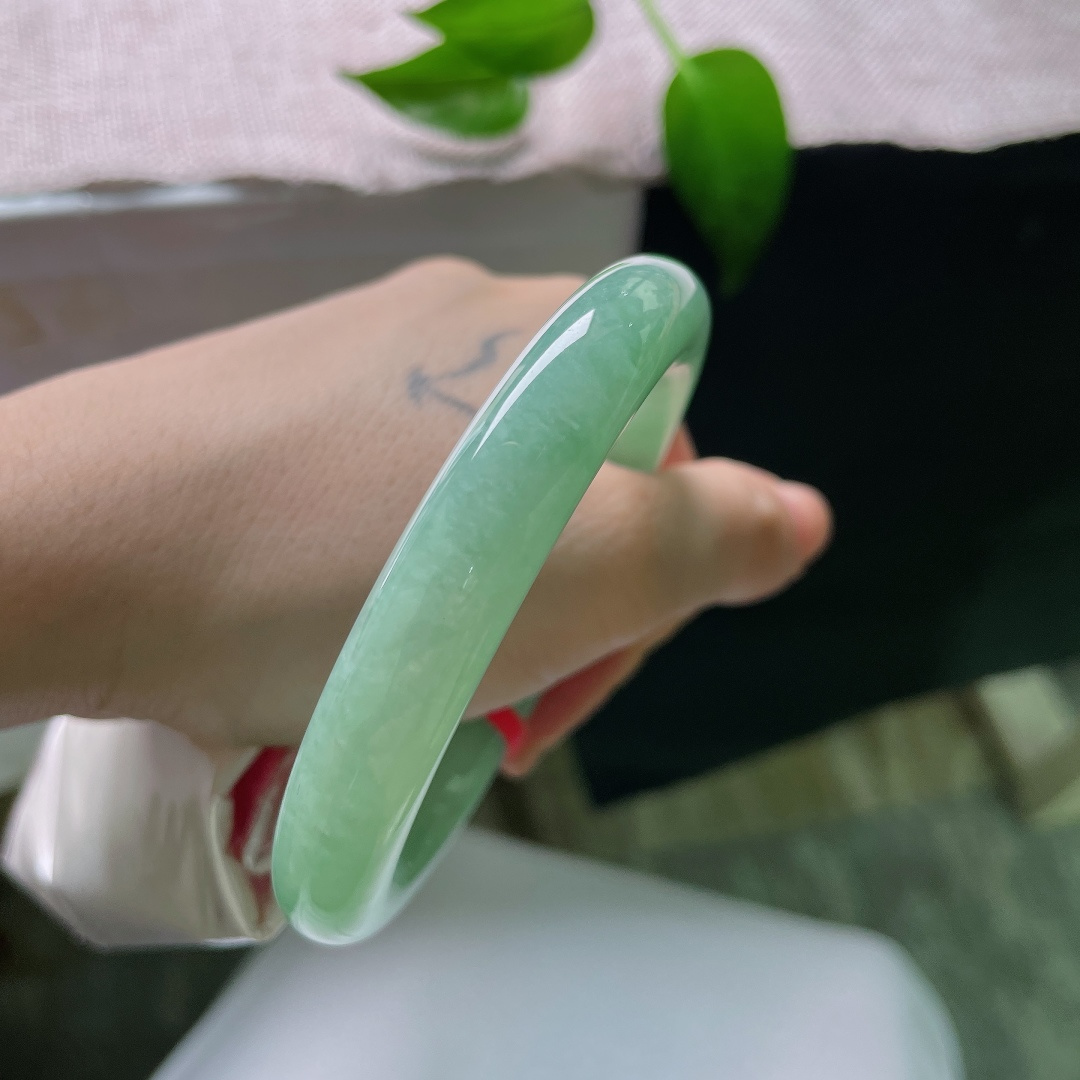 57.7/10.5，绿底圆条，无裂，清甜苹果绿平安镯，满圈柔和鲜绿，玉质冰润细腻，清新雅致，自带温婉春日气息。ss59246a