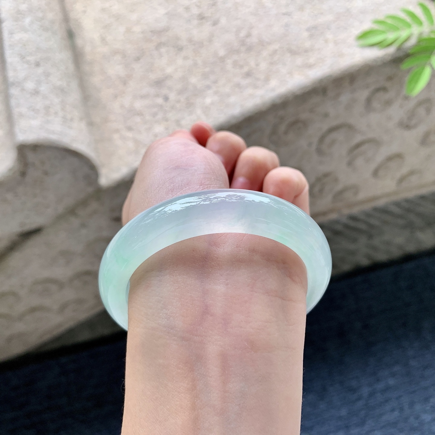 正圈54 55 圈口55.8/12.5/8.2 编码G6092526 冰糯飘绿，清透，水润，种老，细腻，无裂