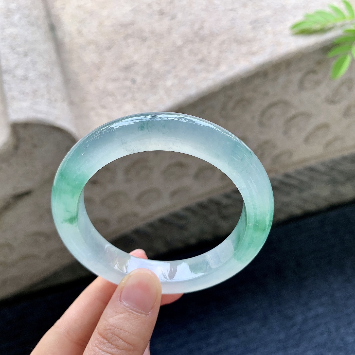 正圈55 56 圈口56/11.6/9.5 编码A3092528 冰种飘绿花，起光，清透，水润，种老，细腻，无裂