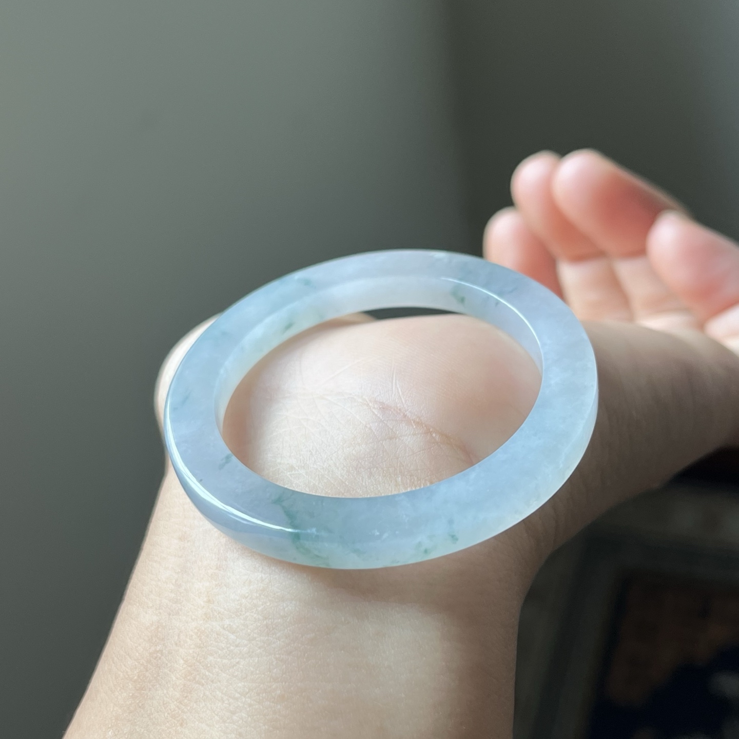 冰紫飘花方型童镯，种水好，冰透无裂，边上有一丢丢棉团，图片可见，抠不到，不影响，内直径42宽6.9厚5.5