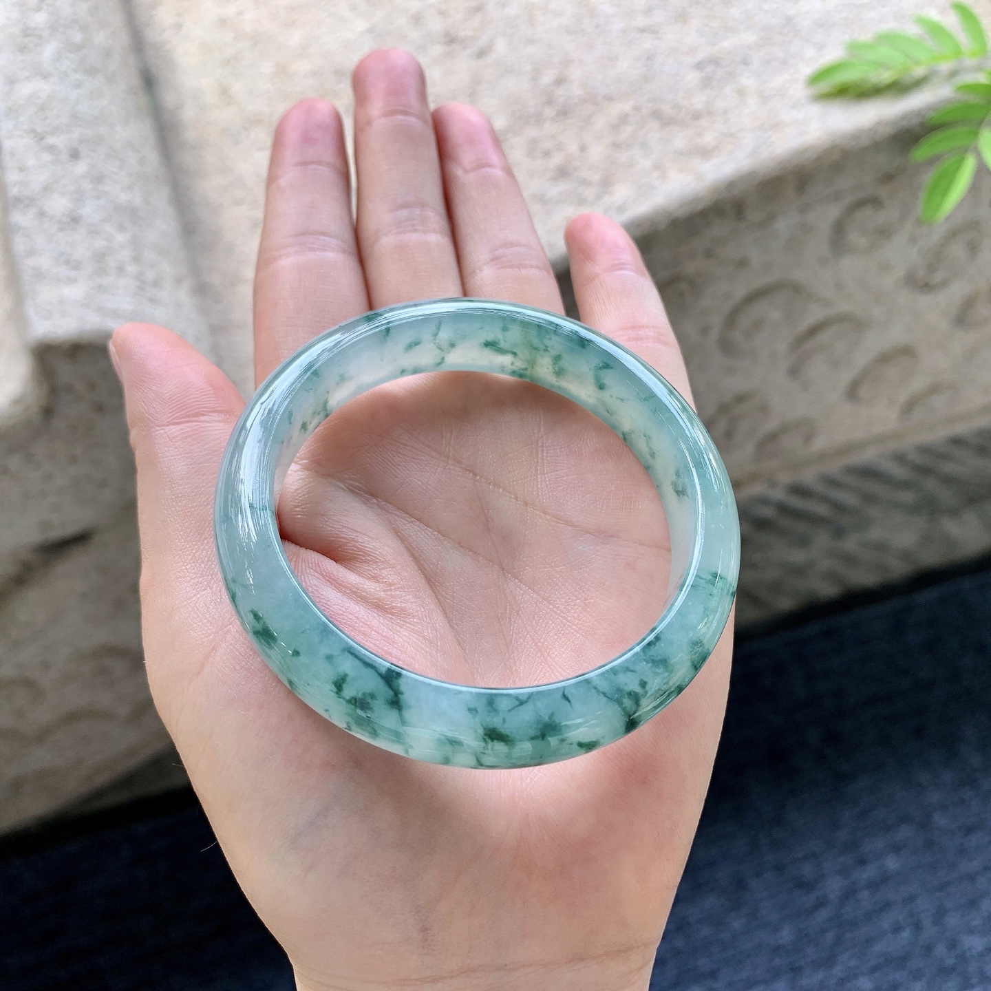 正圈54 55 圈口55.6/12.3/7.7 编码WW092543 冰糯飘花，水润，种老，细腻，无裂