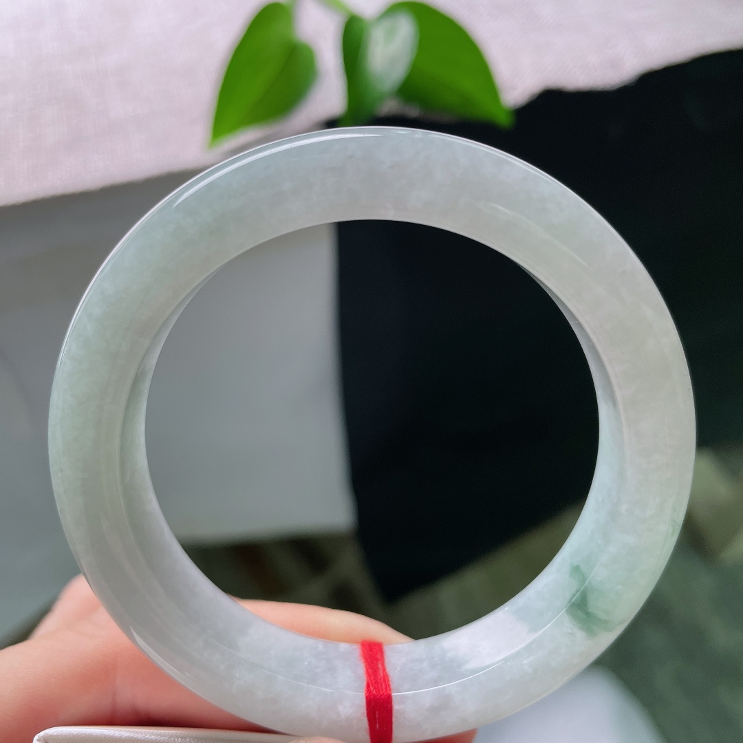 55/11.8/9.3，飘花正圈，内纹，3号底色清雅，一丝飘花随性散落，糯冰质地，触感顺滑，是自带江南诗意的镯子。ss59539a