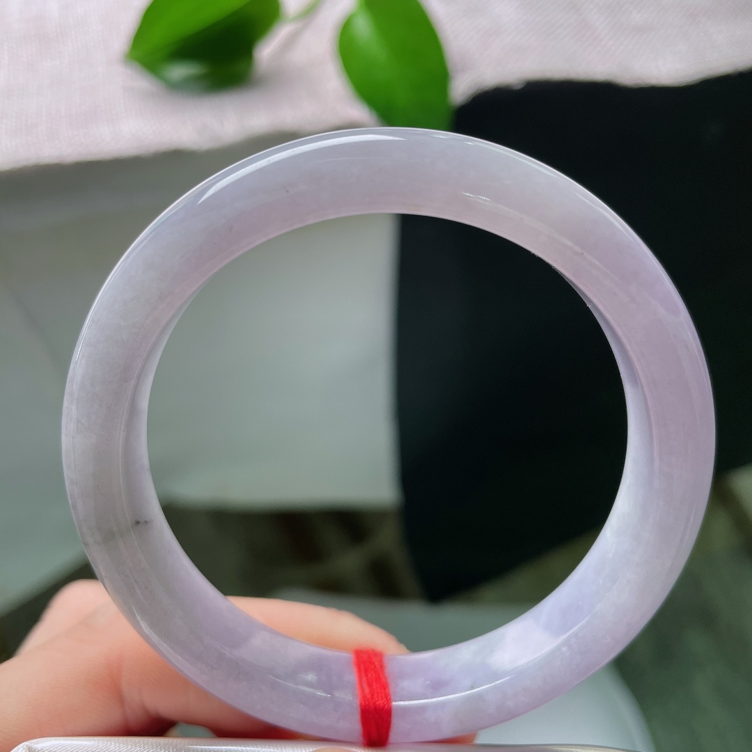 56/11.2/8.1，正圈，一点皮纹，乌鸡，云雾般墨丝游走镯身，冰光柔和透亮，素面简约，小众独特不