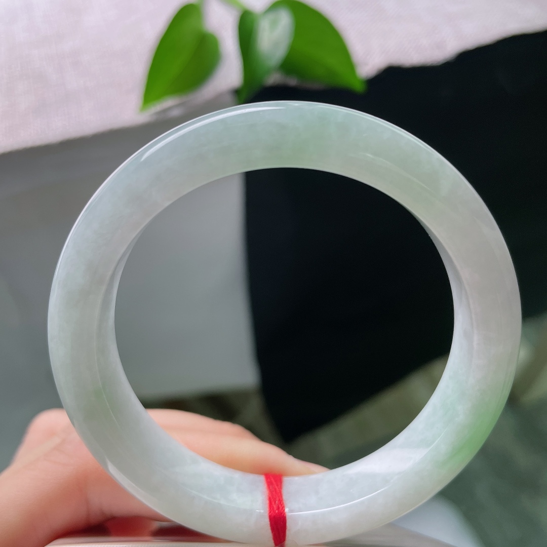 54.8/11.5/8.9，飘绿正圈，一点棉线，冰润白底，零星翠色静静晕开，玉质细腻柔和，上手清清爽爽，自带温婉灵气。ss59549a