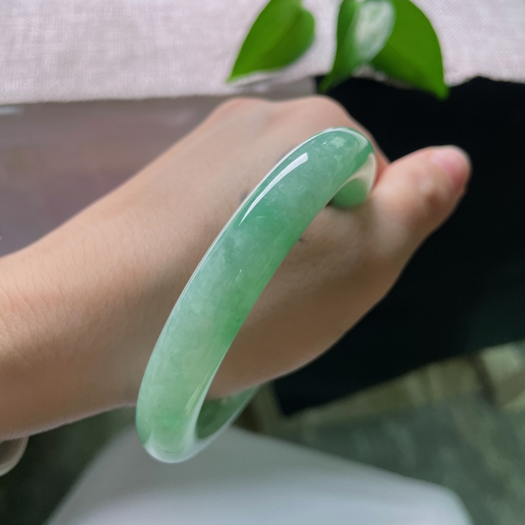 58/10.5，满色圆条，无裂，冰润湖绿，一汪清翠凝于腕间，镯身饱满浑厚，自带温婉古典气韵。ss59249a
