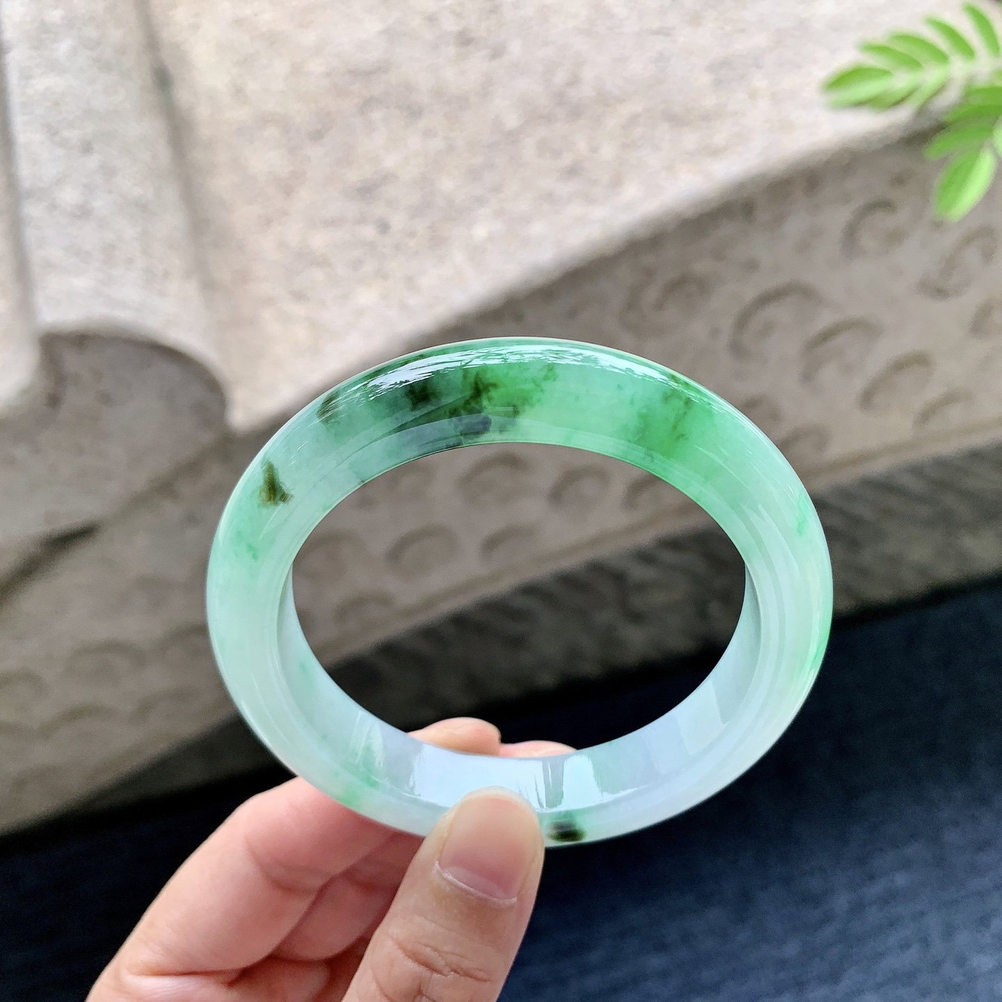正圈55 56 圈口56.4/11.6/9 编码W6092517 冰糯飘辣绿，水润，种老，细腻，打灯有纹线