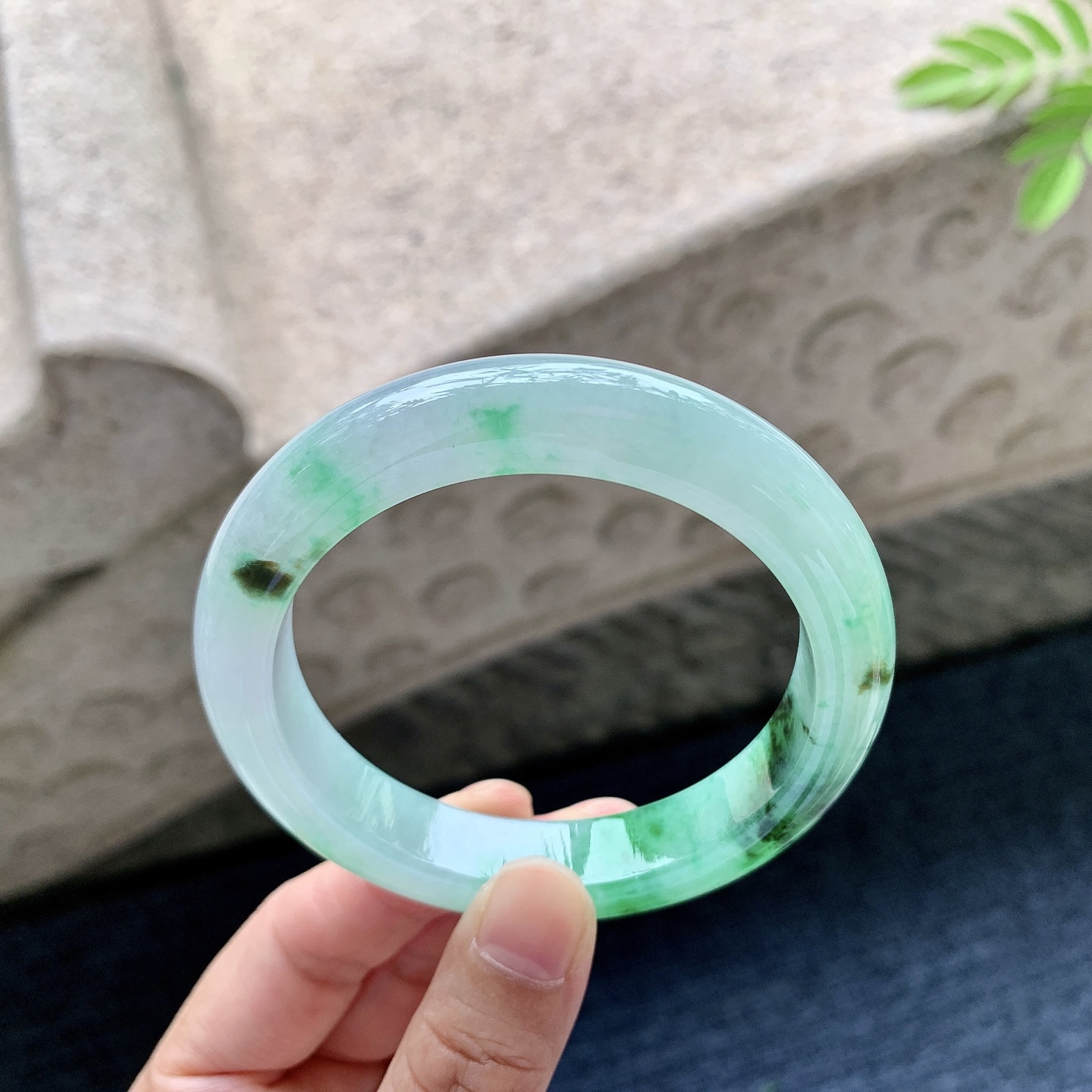 正圈55 56 圈口56.4/11.6/9 编码W6092517 冰糯飘辣绿，水润，种老，细腻，打灯有纹线