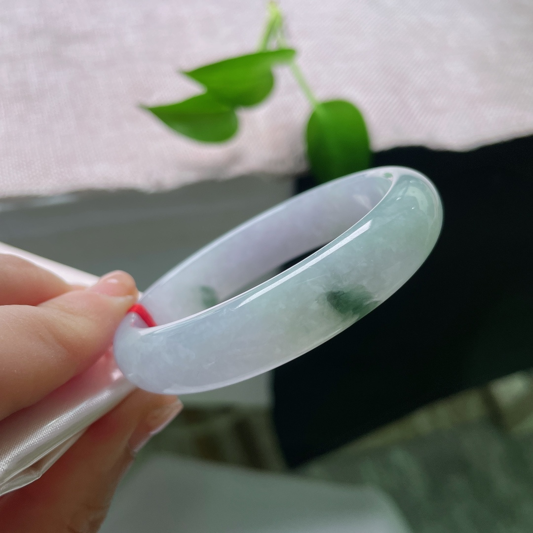 53.4（47.7）12.3/6.4，春彩贵妃，晶体，清透冰底衬写意墨绿飘花，虚实相映，如山水入玉，诗意悠远。ss59551a