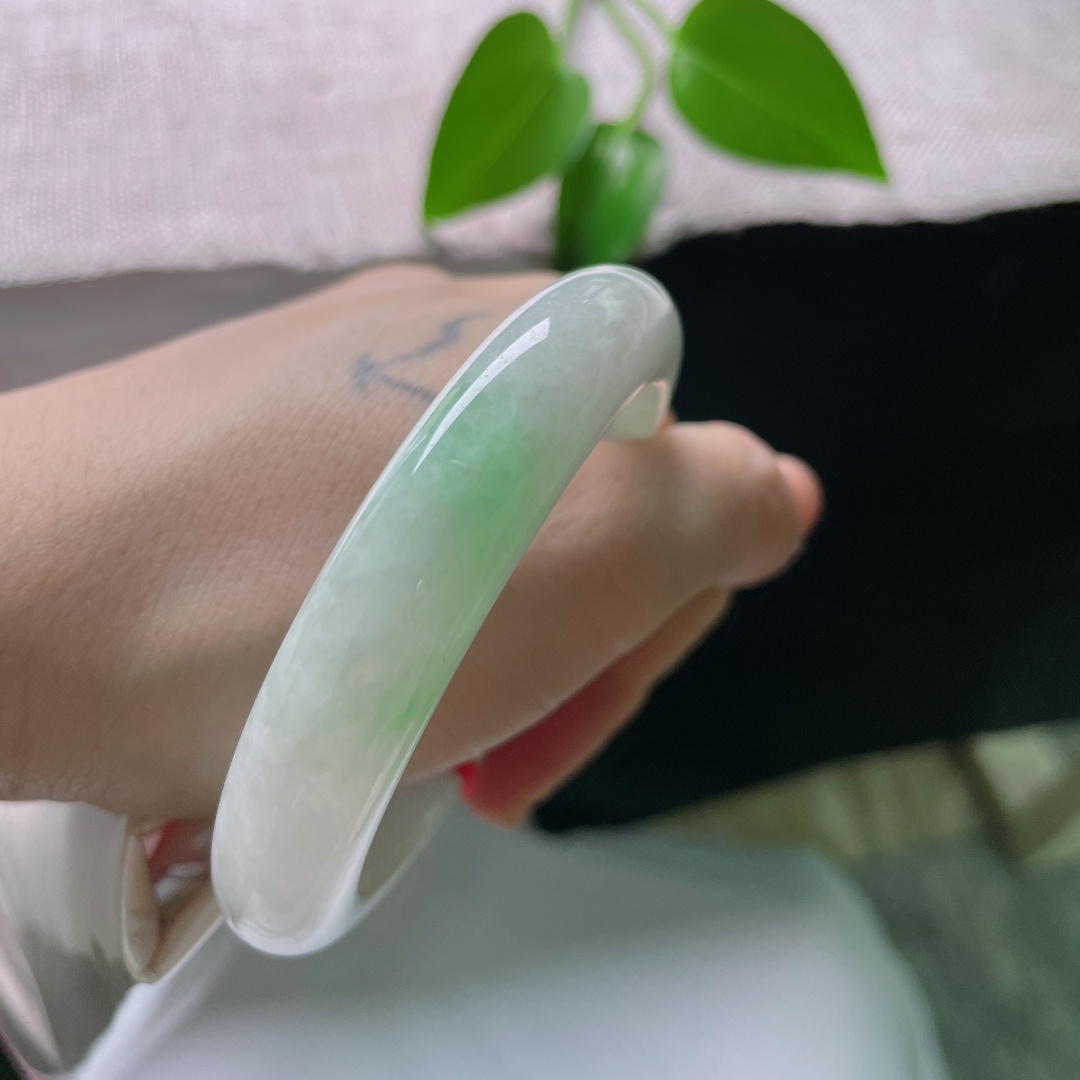 54.8/12.2/9.4，绿底正圈，一点皮纹，白润冰底，一抹清新绿花随性晕染，底色干净，绿花鲜活，简约清新，少女感十足。ss59530a