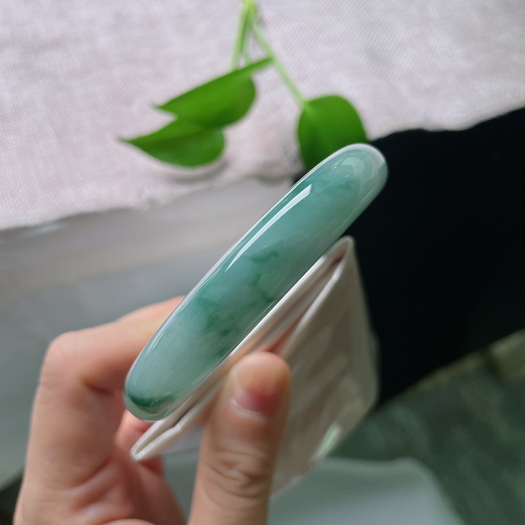 55.8/11.6/9.3，飘花正圈，无裂，玉底清润，飘花写意，仿佛把山野间的灵秀，浓缩成一圈可以朝夕相守的温柔。ss59344a