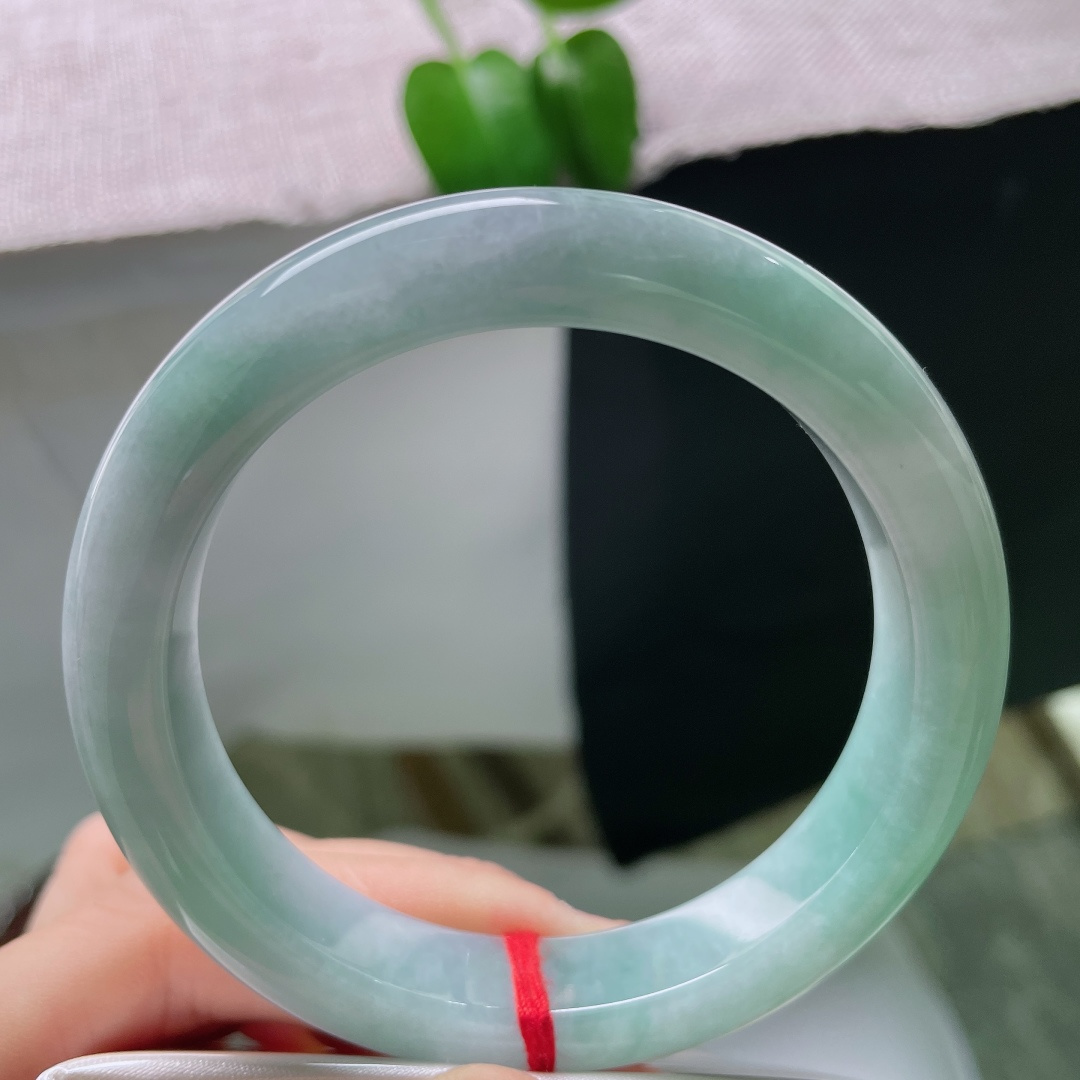 57/12.1/9.1，蓝底正圈，晶体，一汪湖光凝于玉镯，绿调温润不张扬，柔光内敛，自带诗意氛围感。ss59291a