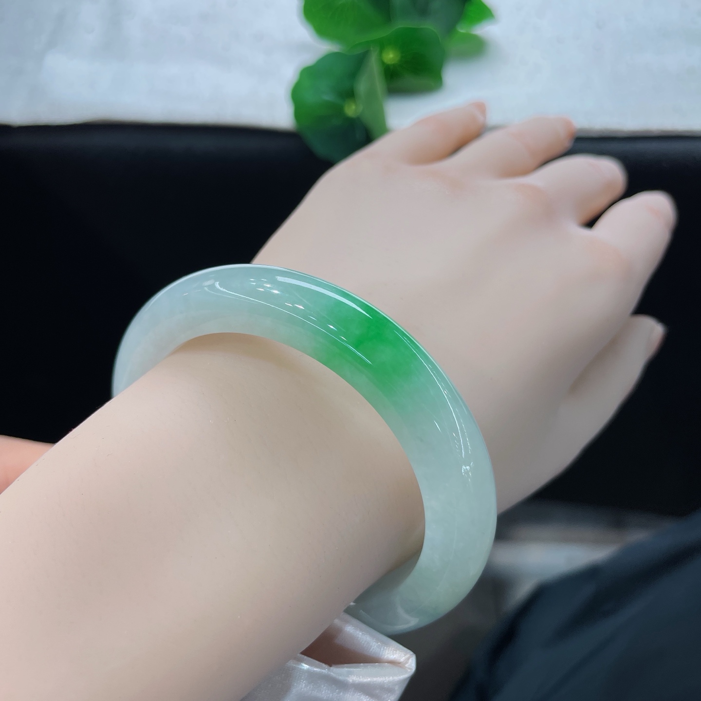 天然翡翠手镯 圈口55/10.9/10，白底青正圈，54/55可戴，白底衬鲜翠，一抹俏绿恰到好处。无裂。