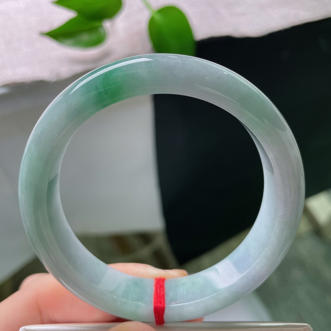 55.8/13.7/8.7，飘花正圈，一点皮纹，温润细腻，镯身圆润，花影飘逸，温柔之中藏着一丝俏皮的