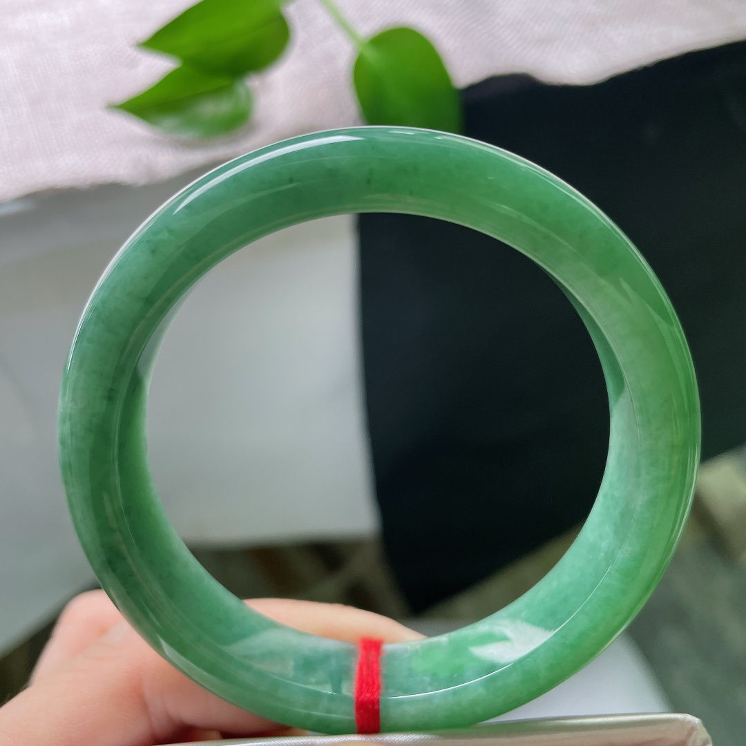57.9/12.9/8.3，满色正圈，晶体，深湖绿翡翠平安镯，种水温润，满圈浓郁青绿，色泽沉稳，自带端庄典雅的东方气韵。ss59268a