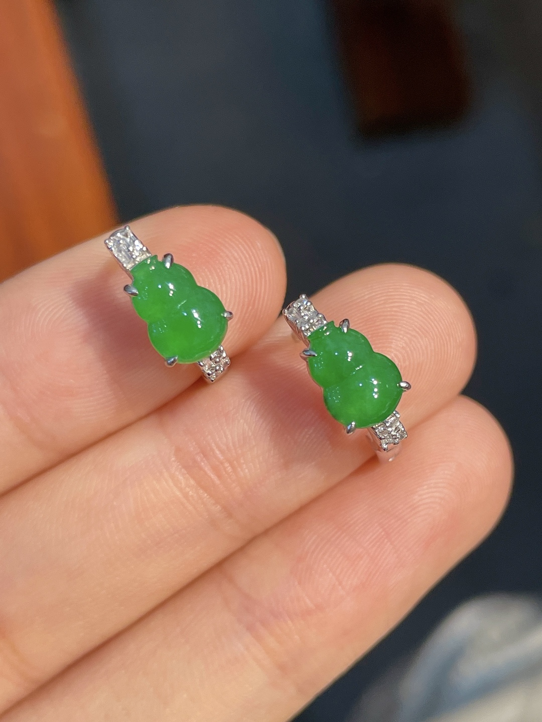 ️阳绿葫芦耳扣，无裂 18k金镶嵌，7.9-5.5-2.1