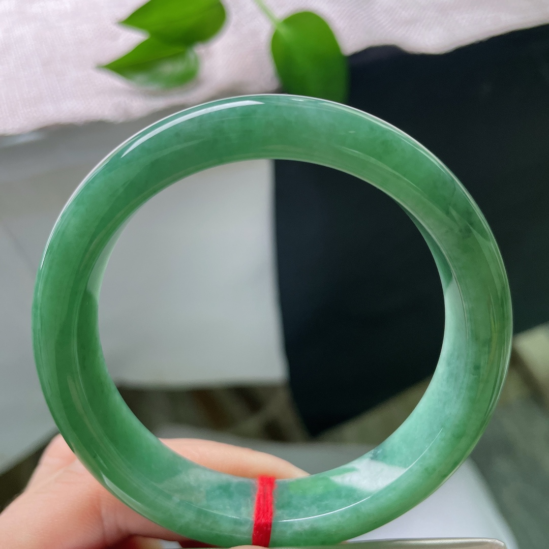 57.9/12.9/8.3，满色正圈，晶体，深湖绿翡翠平安镯，种水温润，满圈浓郁青绿，色泽沉稳，自带端庄典雅的东方气韵。ss59268a