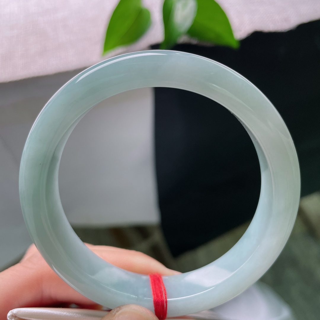 56.6/12.3/8.1，蓝底正圈，晶体，如水晴光凝于玉璧，冰底细腻匀净，经典正圈版型，恬淡沉静自带书卷气韵。ss59345a